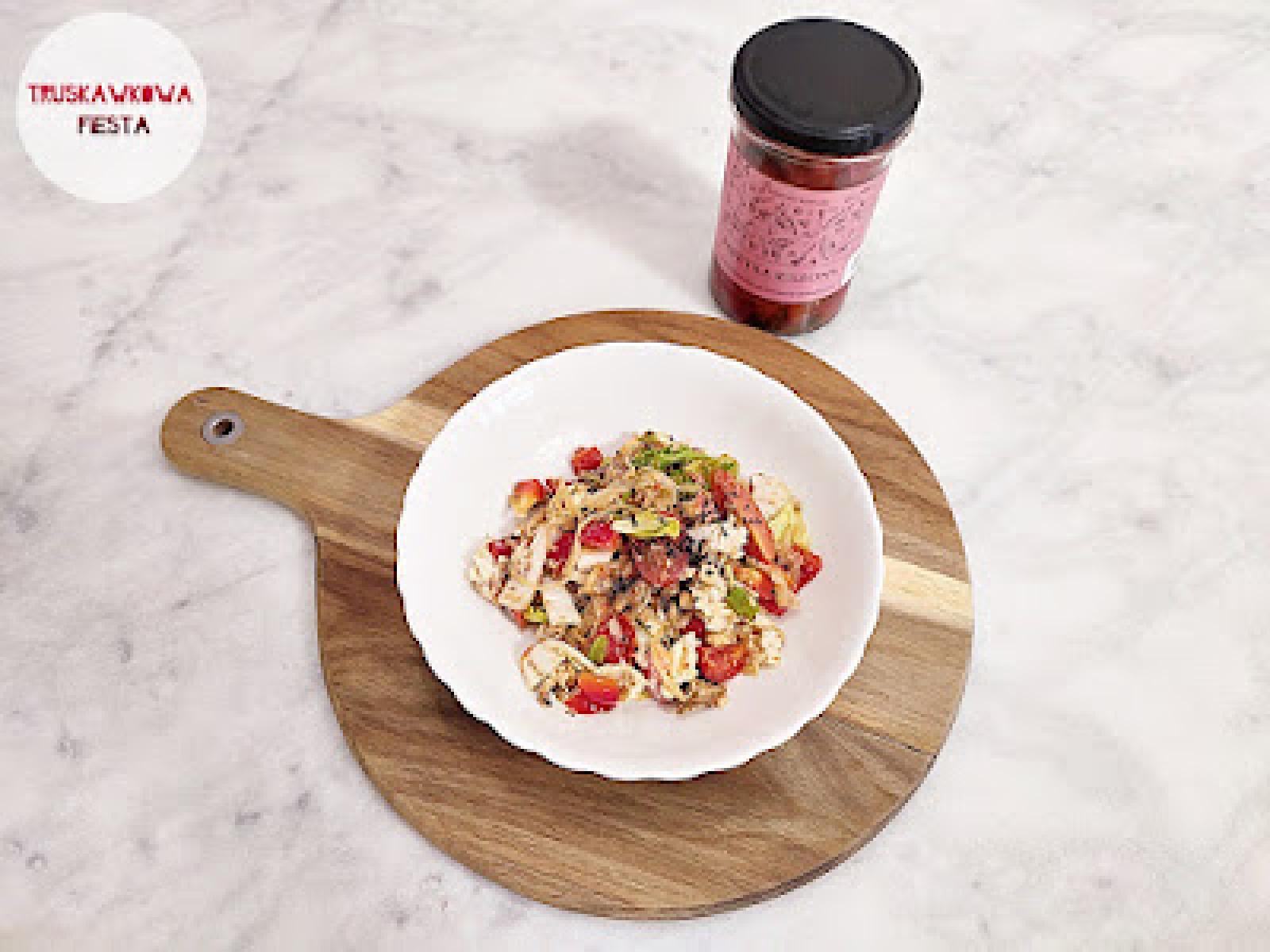 Sardynki z papryką kiszoną, kapustą kiszoną, pieczarkami, pomidorkami, kapustą pekińską, miksem sałat i sosem ketchupowo-majonezowym