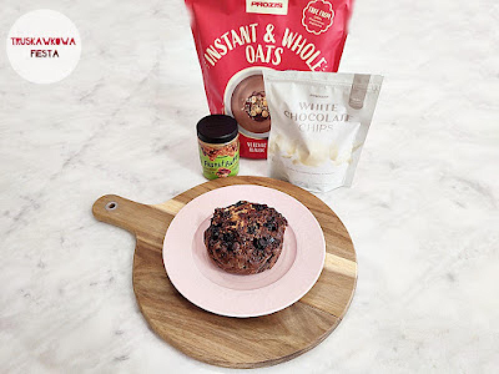 Pieczona owsianka z air fray era z karmelizowanym masłem z orzechów pekan, czekoladowymi chipsami, gruszką i borówkami