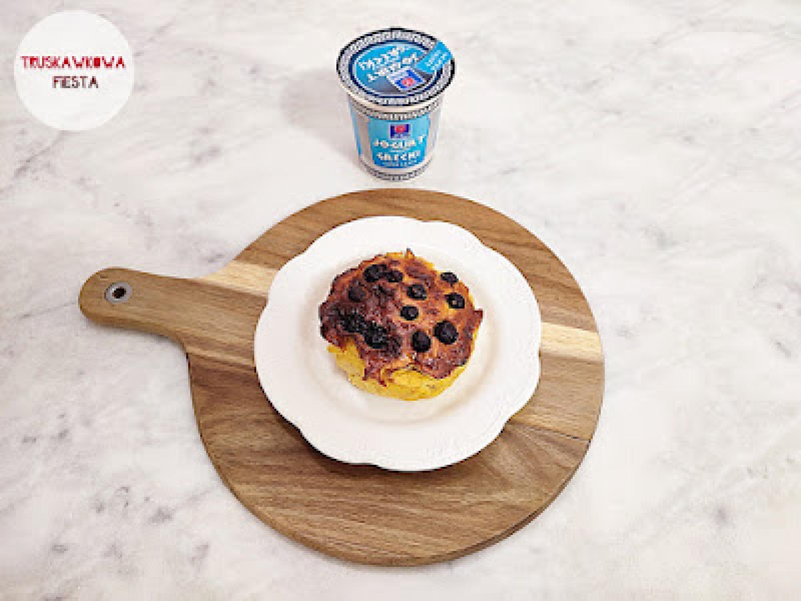 Jogurtownik z air fray era z mąką łubinową, bananem i borówkami