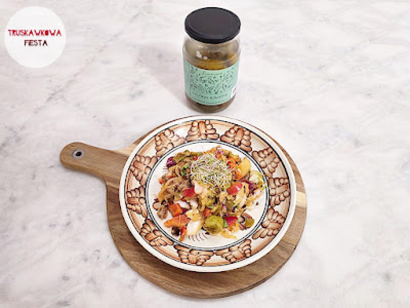 Żołądki drobiowe z ogórkami kiszonymi, papryką czerowną, kapustą kiszoną, pieczarkami, jarzynami, kapustą pekińską i miksem sałat