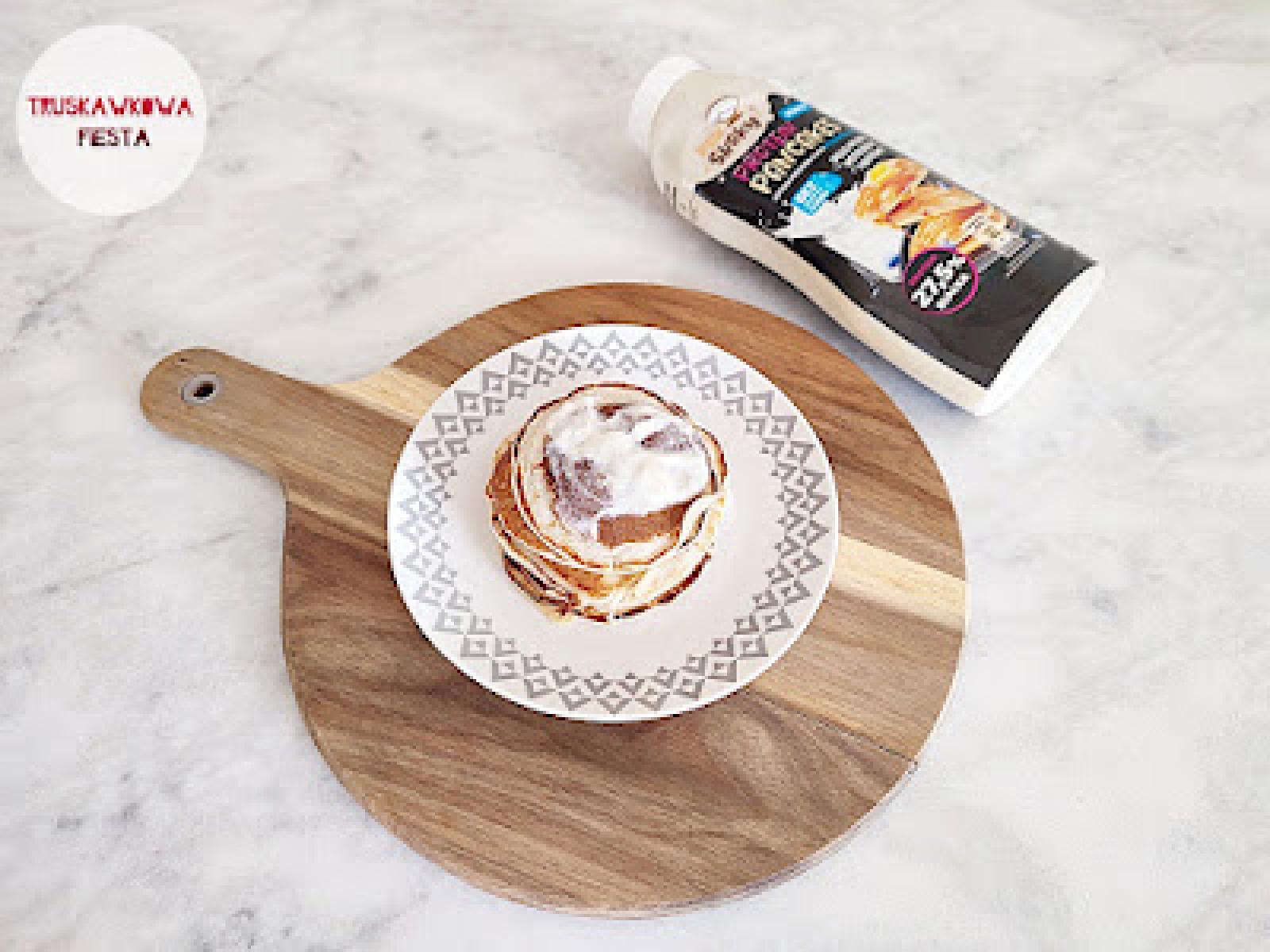 Proteinowe pancakes z jogurtem o smaku pieczone jabłko