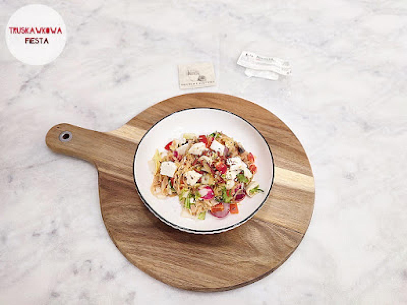 Ricotta z kiszoną kapustą, pieczarkami, rzodkiewką, kapustą pekińską i miksem sałat