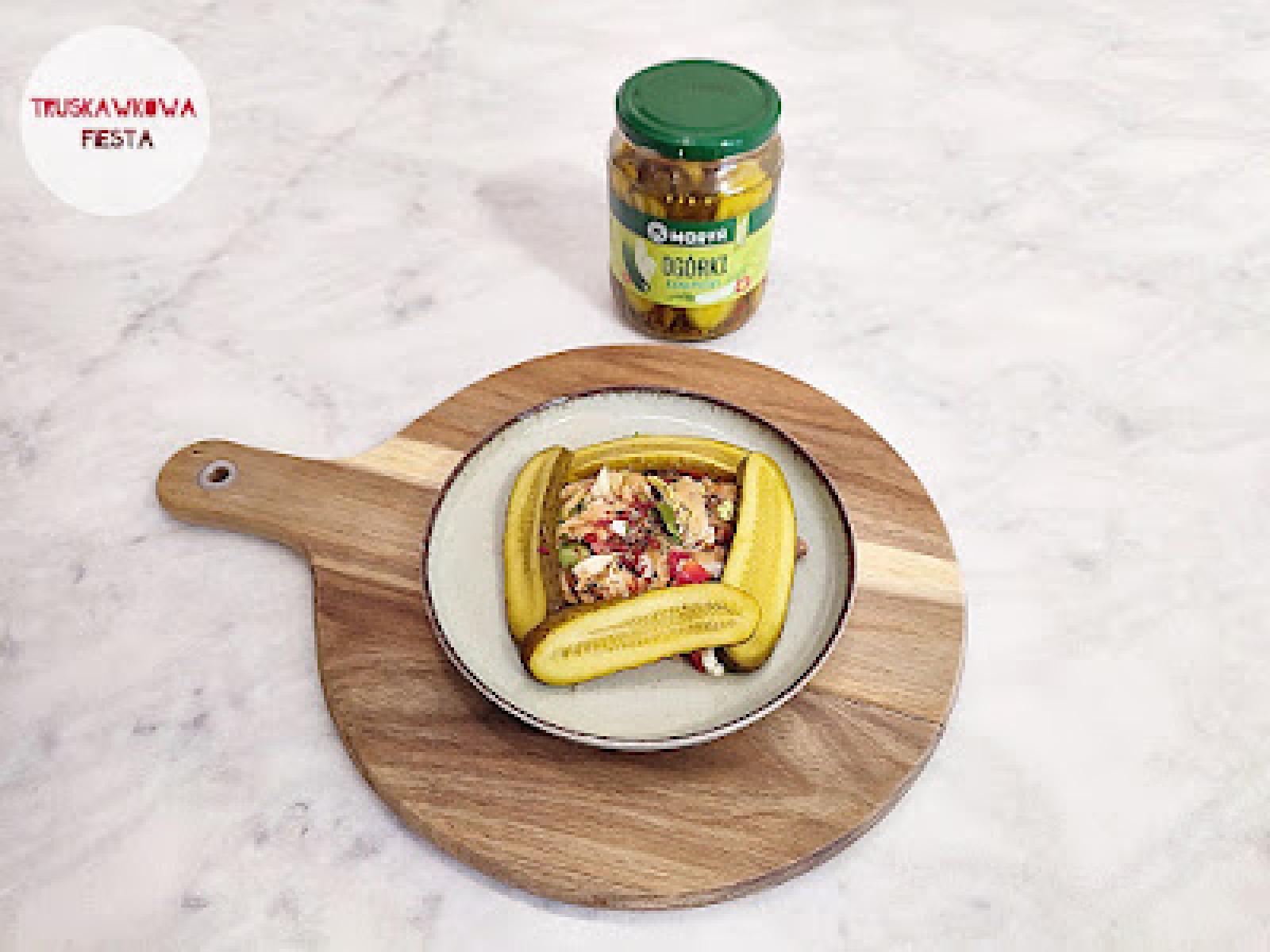 Żołądki drobiowe z ogórkami kanapkowymi, mieszanką jarzynową, kapustą pekińską i miksem sałat