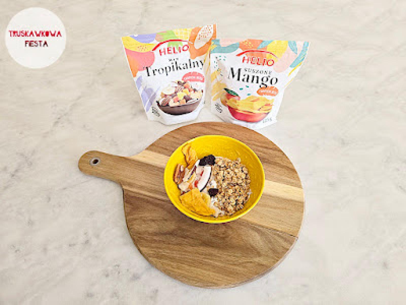 Granola miodowo-orzechowa z serkiem wiejskim, nasionami chia, mieszanka tropikalną i suszonym mango