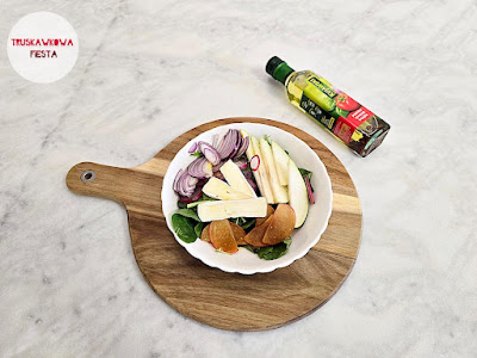 Sałatka z gruszką, śliwką, czerwoną cebulą, rzodkiewką, serem camembert i olejem pomidor-czosnek-bazylia