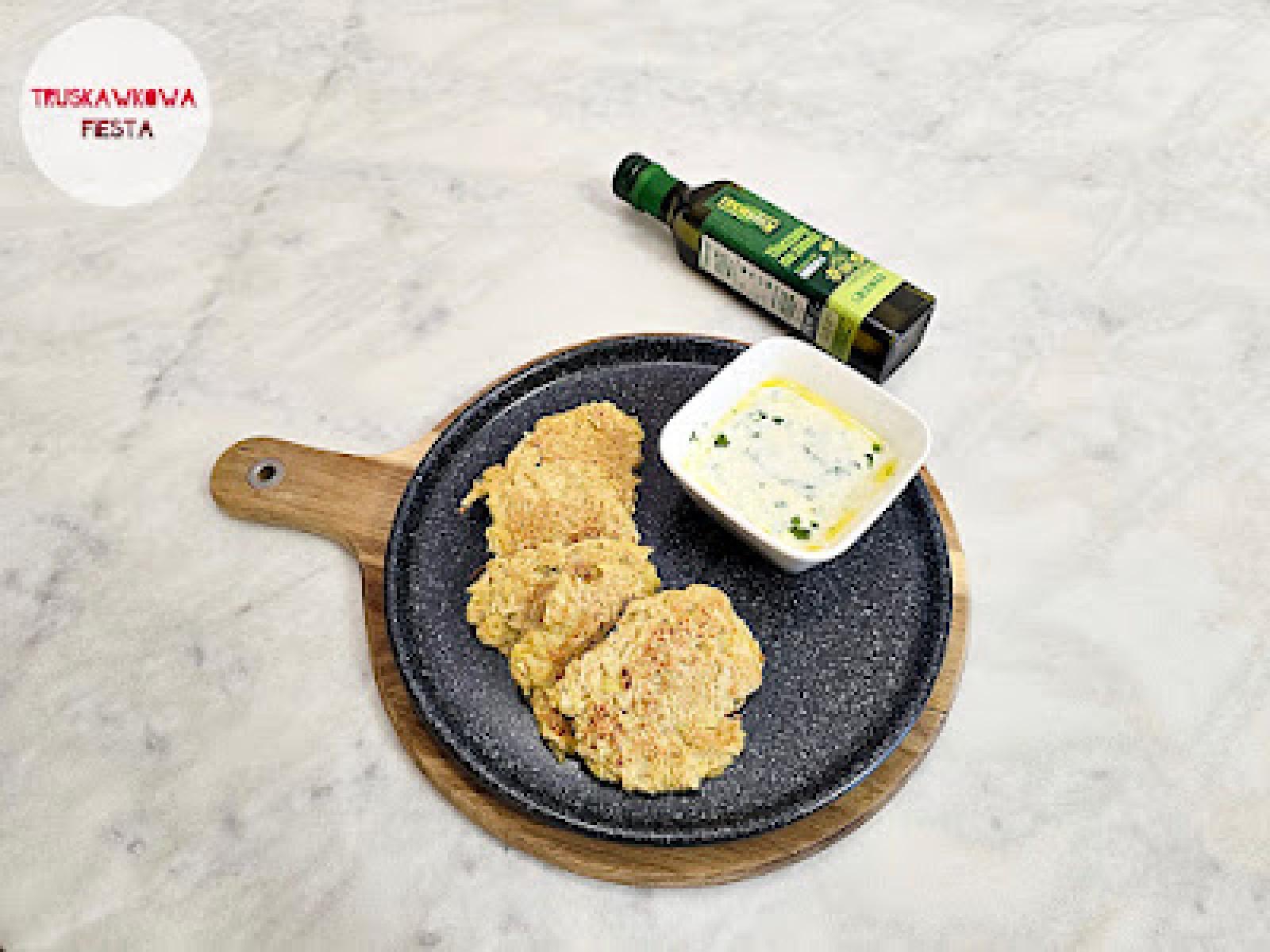 Placuszki ziemniaczano-selerowe z dipem pietruszkowym