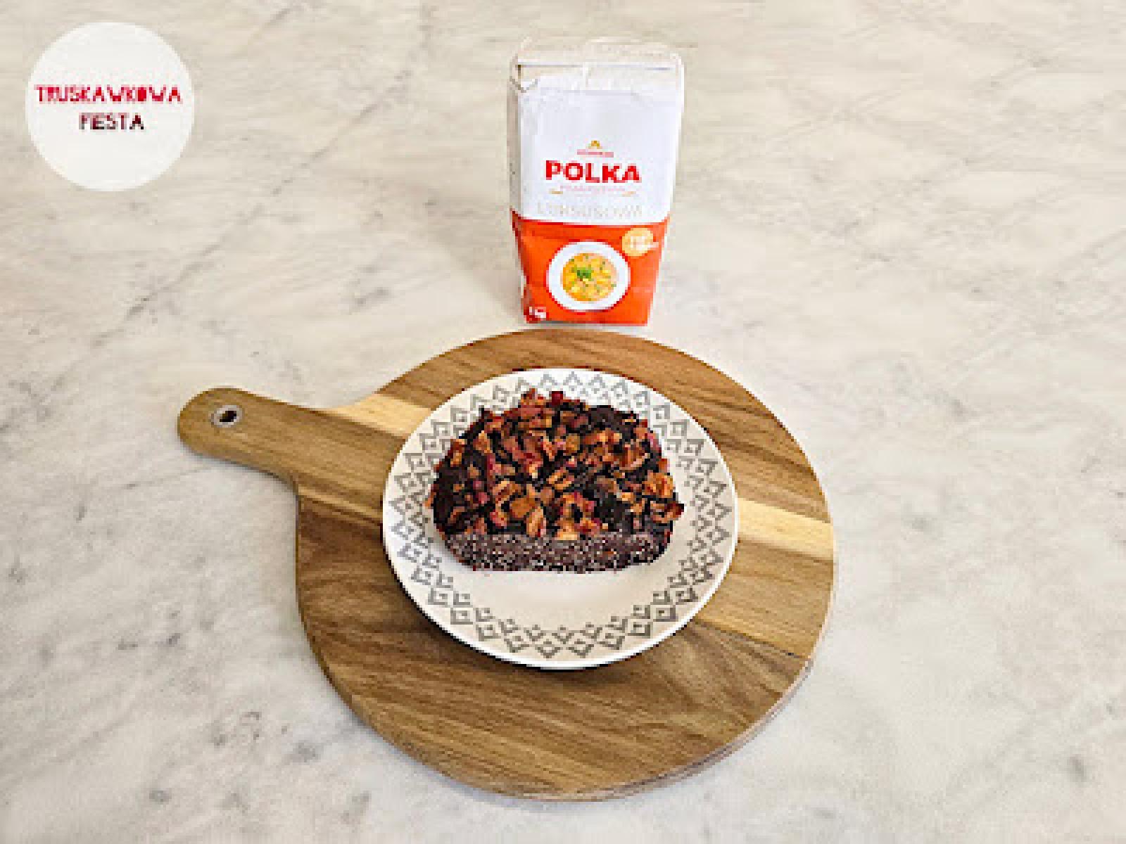 Ciasto kakaowe z bananem, śliwką i nasionami chia