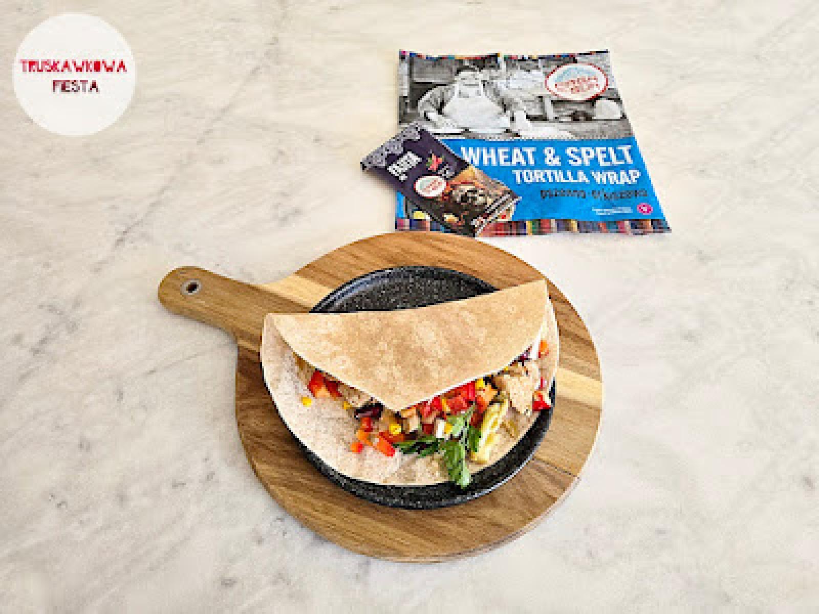 Tortilla pszenno-orkiszową z mięsem wieprzowy, bukietem warzywnym, papryką czerwoną, kapustą kiszoną, kapustą pekińską, kukurydzą, fasolą i przyprawią fajita