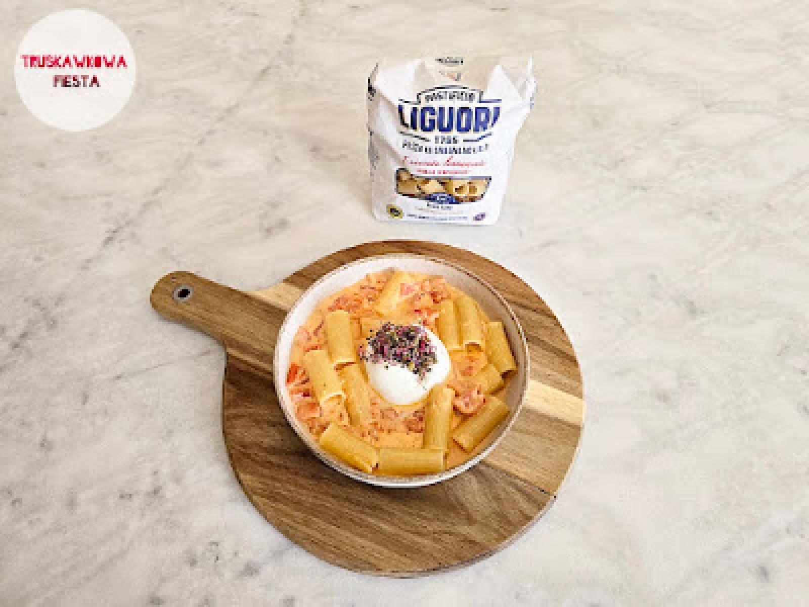 Buratta z pomidorem, serkiem mascarpone, śmietanką i makaronem rigatoni