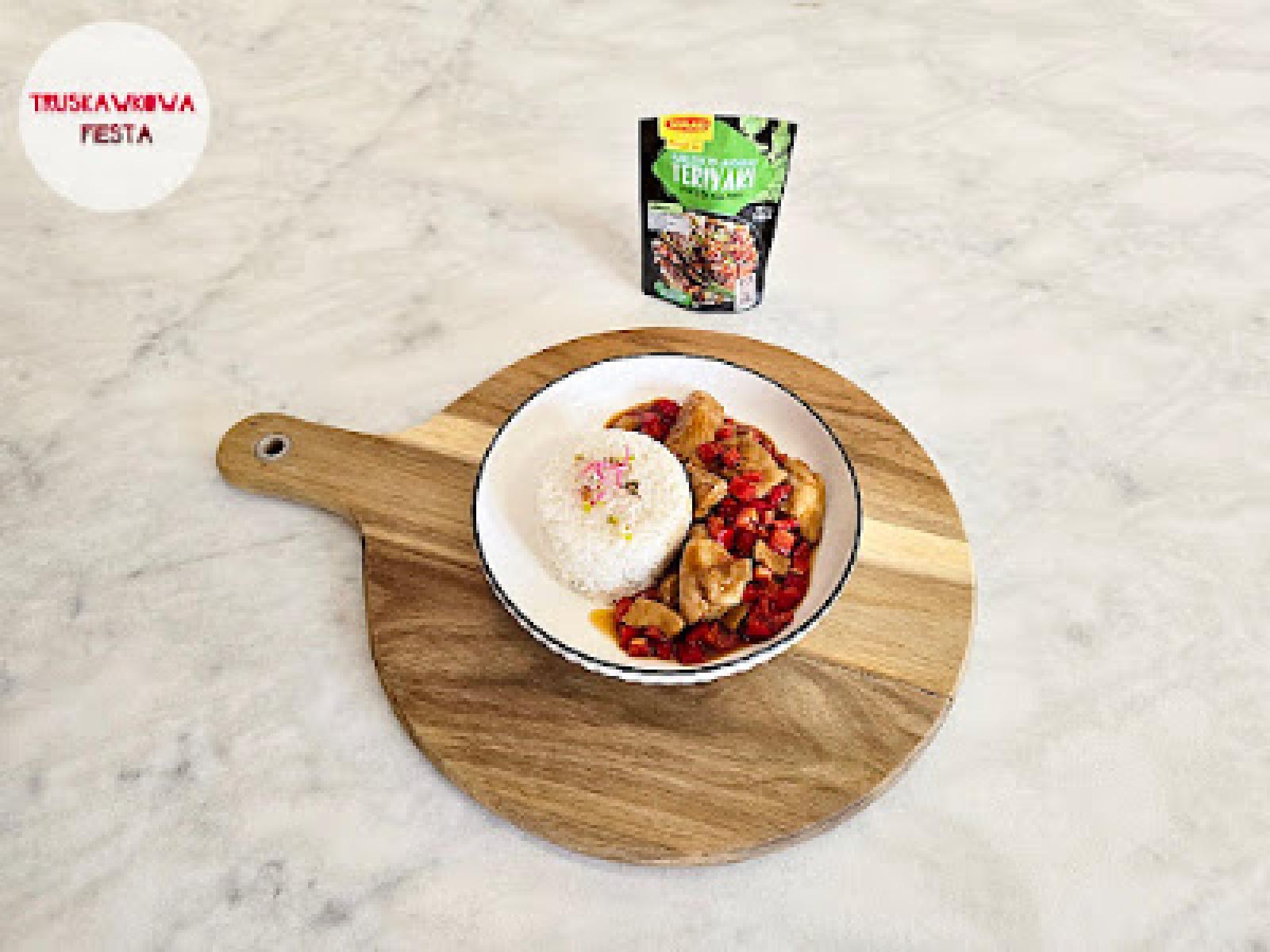 Kurczak teriyaki z papryką czerwoną, cebulą dymką i ryżem białym