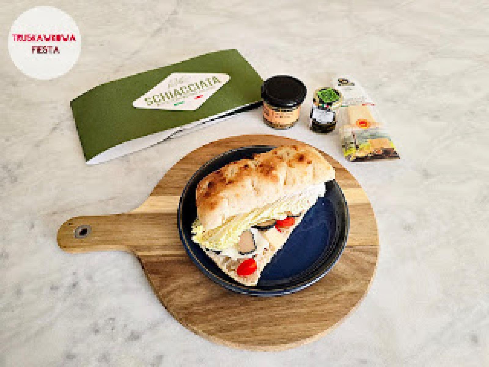 Schiacciata z musztardą di frutti, serem pergamino reggiano, truflami, mozzarellą light, pomidorkami i kapustą pekińską