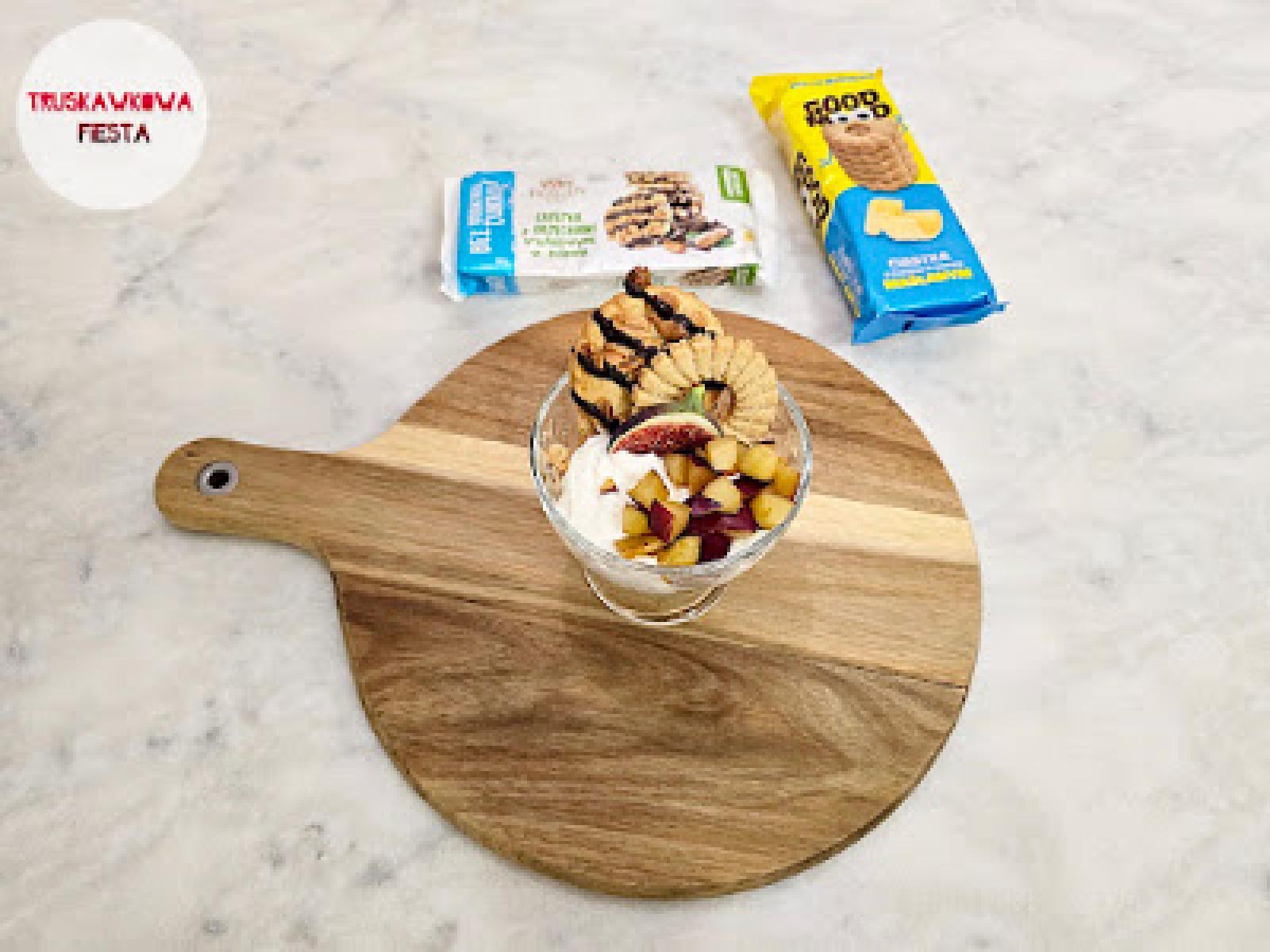 Skyr naturalny ze śliwką, figą, ciastkami z orzechami arachidowymi w polewie i ciastkami z cukrem o smaku maślanymi