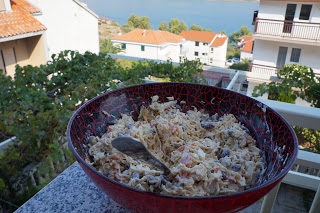 Makaronowa sałatka z pieczonym kurczakiem i grillowanymi paprykami – chorwacka improwizacja
