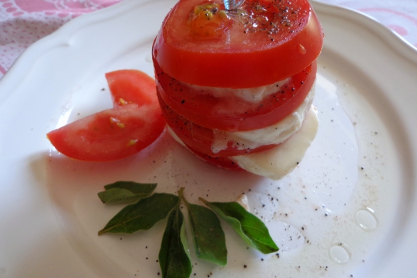 Pomidory z mozzarellą – imprezowe koreczki