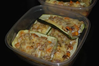 Cukinia z warzywami i makaronem w kształcie ryżu