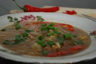 Azjatycka zupa z mięsem mielonym, warzywami i chińskim makaronem