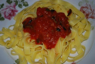 Tagliatelle z sosem pomidorowym z anchois i oliwkami