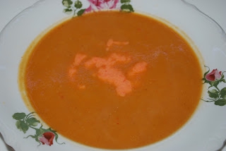 Zupa-krem z pieczonej papryki i bakłażanów z paprykową śmietanką