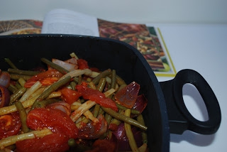 Fasolka z chorizo i pieczonymi pomidorami - sałatka na ciepło