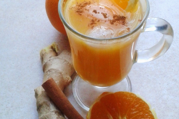 Napój pomarańczowy z cynamonem i imbirem