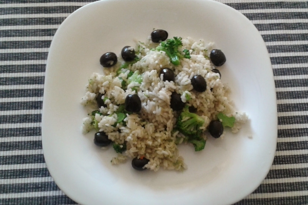 Ryż z czarnymi oliwkami i brokułem