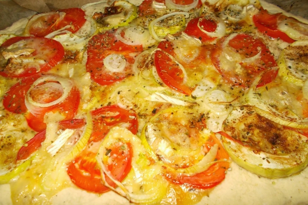 Pizza z pomidorami, grillowaną cukinią i serem Brie