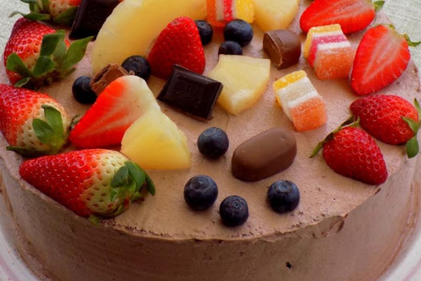tort czekoladowy z owocami