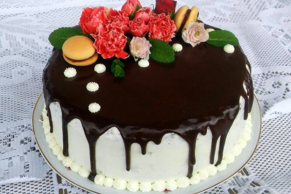tort czekoladowo-wiśniowy z dripem