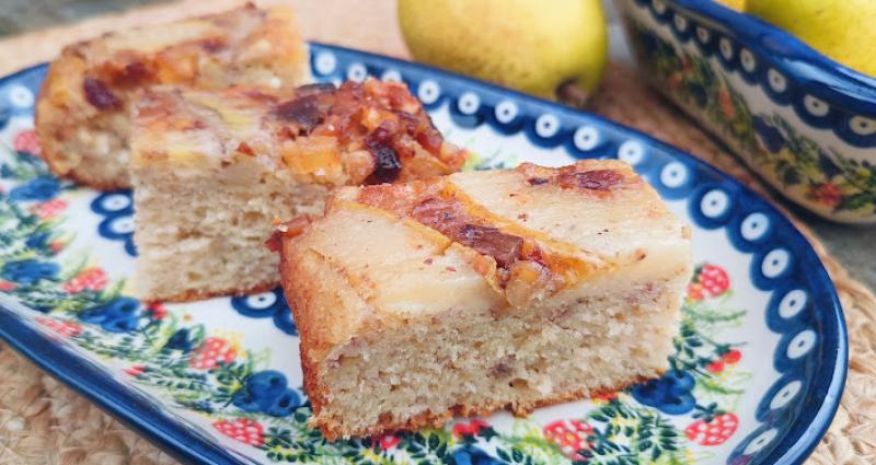 Ciasto bananowe z karmelizowaną gruszką i orzechami