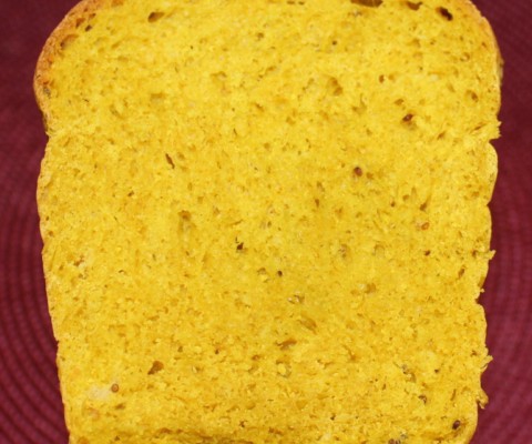 Zaskakujący żółciutki chlebek.
