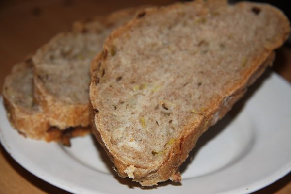 Pełnoziarnisty chleb ziołowy z porem
