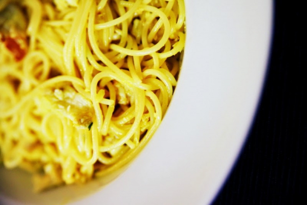 Spaghetti alla carbonara z wędzonym czarniakiem: nieortodoksyjnie, na upały