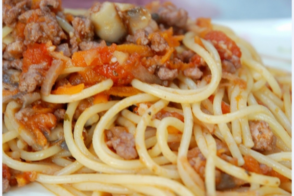 Spaghetti bolognese z pieczarkami