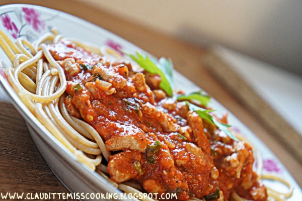 Spaghetti pełnoziarniste z mięsem wołowym i sosem pomidorowym