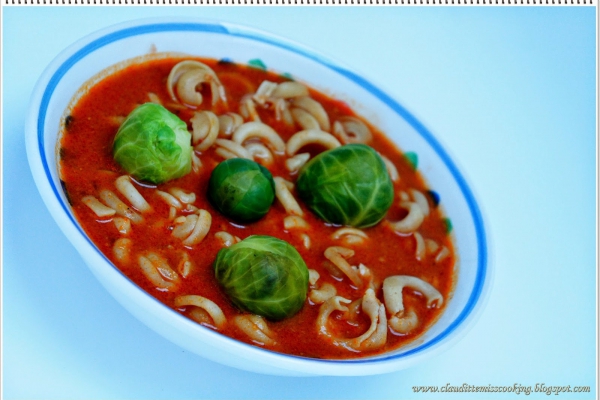 Zupa pomidorowo- paprykowa z brukselką