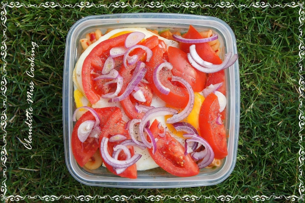 Lunch Box- Rukola, makaron w sosie, jajko i pomidory