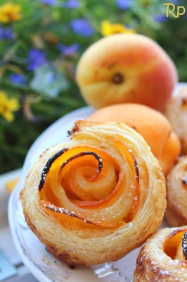 Morelowe różyczki – zakręcone ciasto francuskie i morele