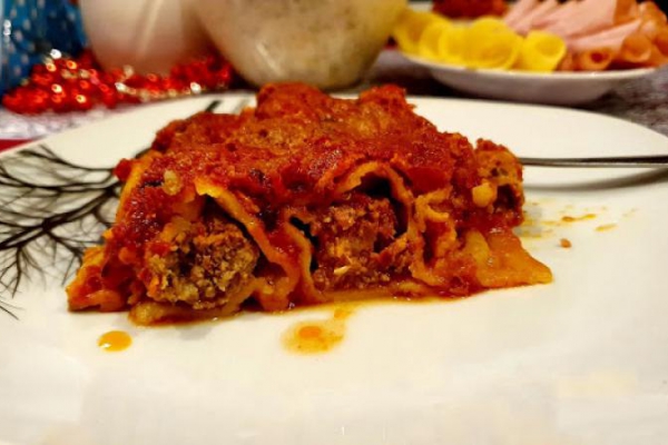 Cannelloni z mięsem, kaszą i ziarnami w sosie pomidorowym