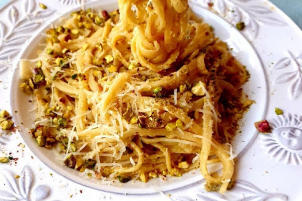 Spaghetti z cytryną, parmezanem i pistacjami według Lary Gessler