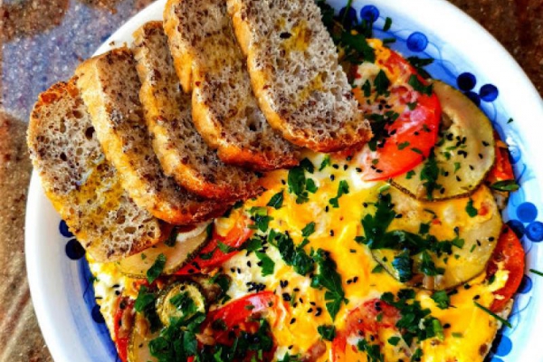 Omlet z pomidorami i cukinią