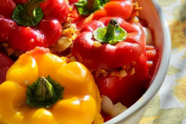 Papryka faszerowana ziarnami i warzywami w sosie pomidorowym.