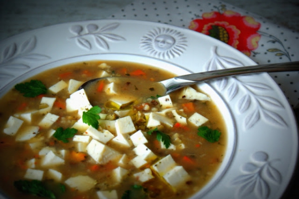 Zupa grzybowa z pęczakiem i serem korycińskim dosmaczona olejem z ostropestu