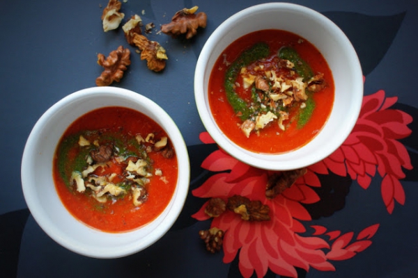 Zupa paprykowo-pomidorowa z pesto i orzechami włoskimi