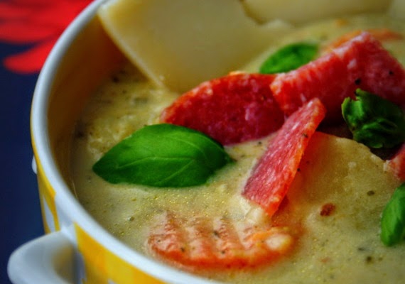 Włoska zupa z salami i parmezanem