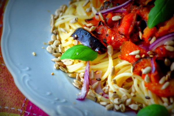Tele-spaghetti z bakłażanem w sosie pomidorowym i ziarnami