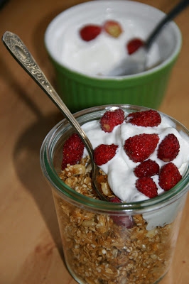 Śniadanie: domowa granola z jogurtem i poziomkami