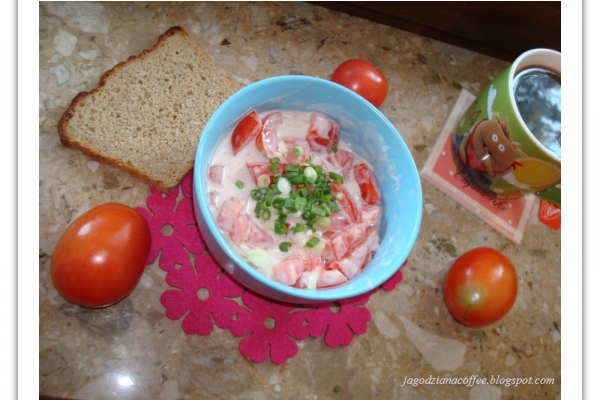 90. Śniadanie na szybko - Pomidorek z jogurtem i szczypiorkiem