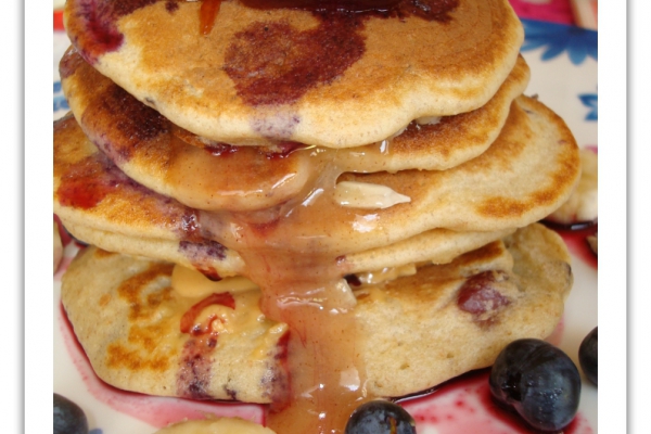 64. Śliwkowe, pełnoziarniste Pancakes - polane syropem Lawendowo-Jagodowym