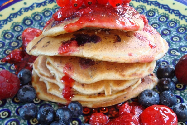 43. Pancakes pełnoziarniste z jagodami i musem truskawkowo-bananowym