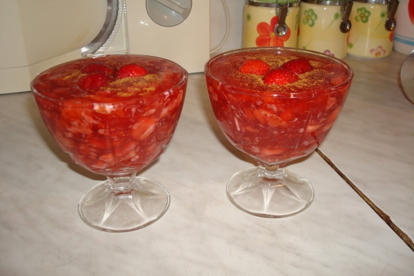 Domowy kisiel truskawkowy z cynamonem i syropem z agawy